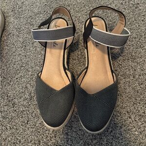 Lifestride velocity 2.0 Black and White Espadrille Sandals, never worn. Size 10
